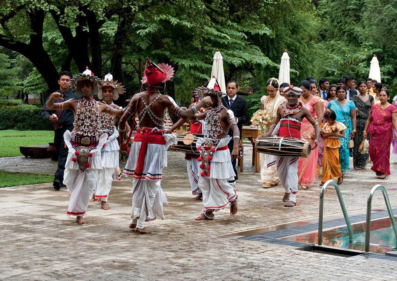 Шри ланка народ. Шри Ланка национальный костюм. Традиции Шри Ланки. Шри Ланка культура и традиции. Шри Ланка обычаи и традиции.