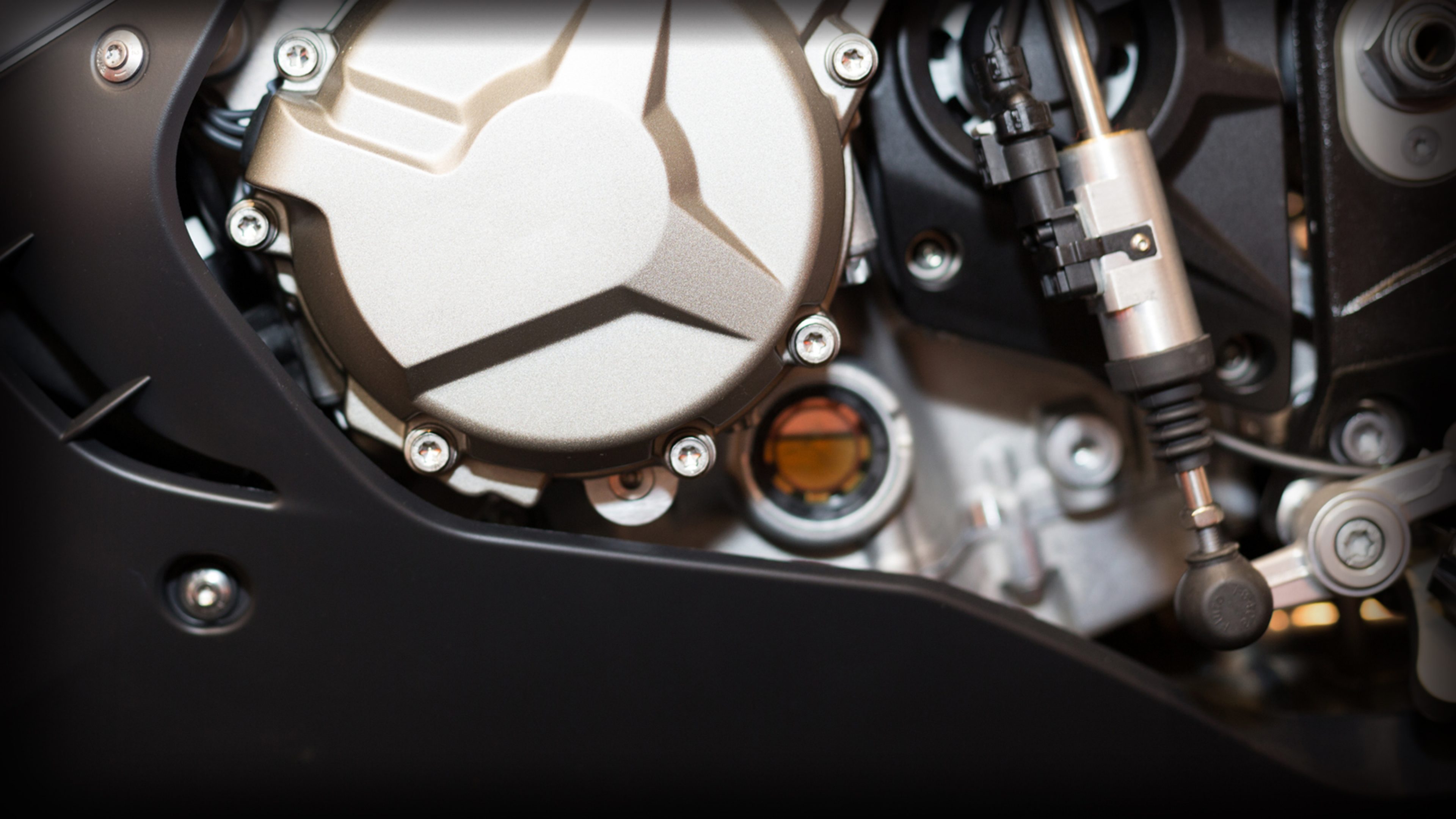 Как часто нужно менять масло в двигателе мотоцикла, и какие факторы на это влияют